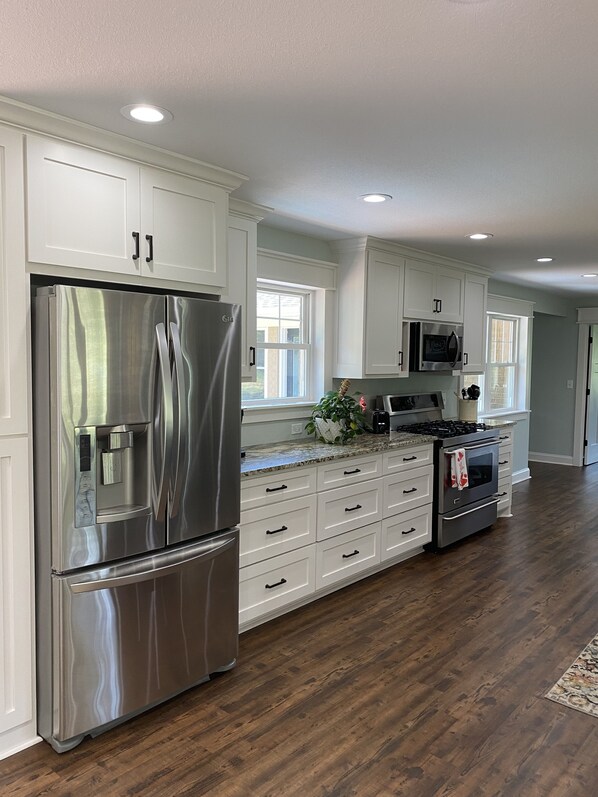 Four à micro-ondes, un four, surface de cuisson, lave-vaisselle