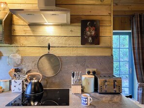 Uma cozinha com fogão, torradeira e diversos utensílios.
