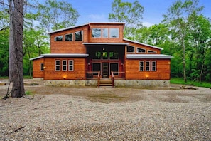 Exterior - Picasso would be very proud of this "Masterpiece!" It is a true work of art for you to enjoy. (Broken Bow)