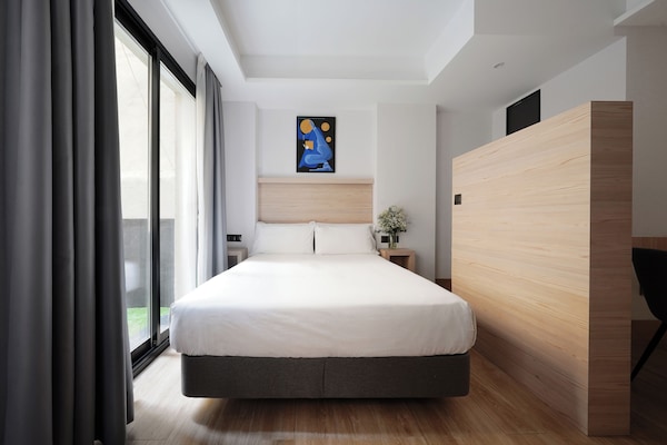 Peralatan tempat tidur premium, peti besi dalam bilik, meja