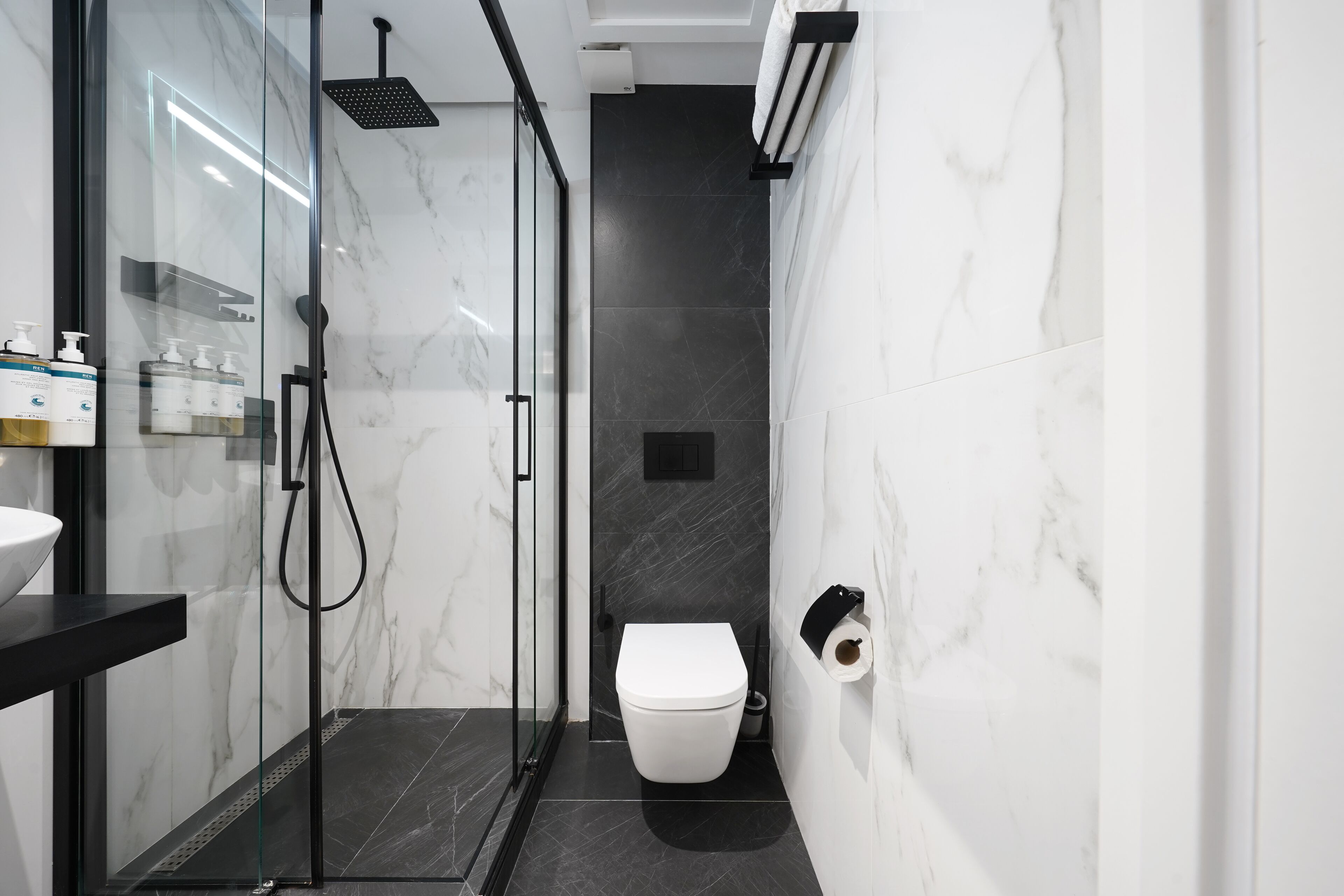 Medium Studio with Kitchenette | Badkamer | Een douche, gratis toiletartikelen, een haardroger, handdoeken