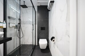 Medium Studio with Kitchenette | Bathroom | Shower, free toiletries, hair dryer, towels