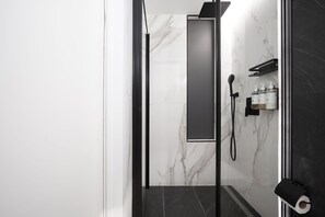 Studio, kitchenette (Medium with Terrace) | Badkamer | Een douche, gratis toiletartikelen, een haardroger, handdoeken
