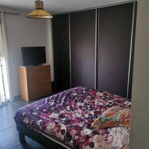 3 bedrooms, desk, iron/ironing board, free WiFi