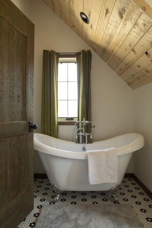 Signature Studio Suite, Ensuite, Mountain View | Bathroom | Towels - Navajo Peak Lodge (Chromo)