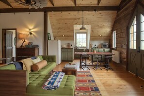 Signature Studio Suite, 1 King Bed with Sofa bed, Ensuite