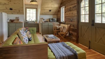 Signature Studio Suite, Ensuite, Mountain View | Free WiFi, bed sheets