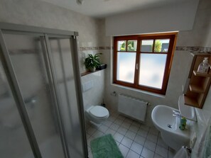 Dusj, håndklær, såpe og toalettpapir