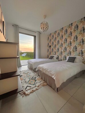 2 chambres, coffres-forts dans les chambres, fer et planche à repasser