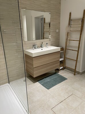 Bathtub, towels, soap, toilet paper - Family villa in Mandelieu (Mandelieu-la-Napoule)