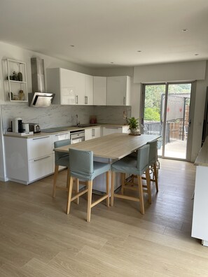 Een koelkast, een microgolfoven, een oven, een kookplaat