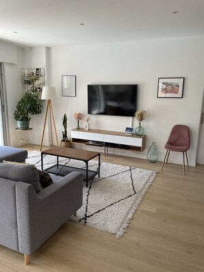 Smart TV, videogames, DVD player, mesa de pingue-pongue