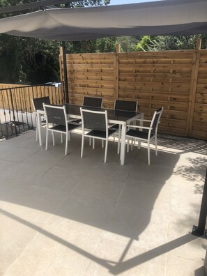Outdoor dining - Family villa in Mandelieu (Mandelieu-la-Napoule)