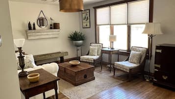 Een smart-tv, een open haard, boeken en een muziekbibliotheek