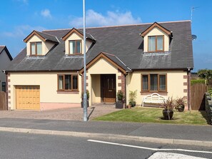 Exterior - 5 bedroom accommodation in Cemaes (Cemaes)