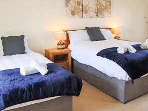 5 bedrooms, free WiFi, bed sheets