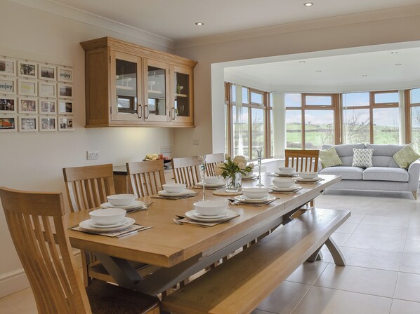 Dining - 5 bedroom accommodation in Cemaes (Cemaes)