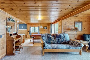 TV, fireplace, DVD player - Lake front home with privately shared dock for the homes in this complex (Greenville)