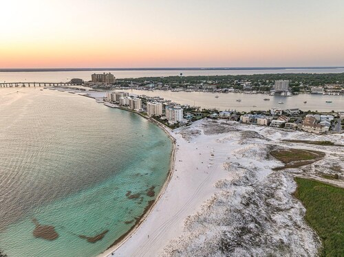 Direct Beach Access - Top Floor Unit - Gulf Views From Complex.