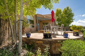 Outdoor dining - Large, Colorful, Santa Fe-Style Home (Santa Fe)