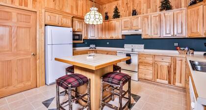 Lake resort villa with water views, screened porch & marina - dog-friendly