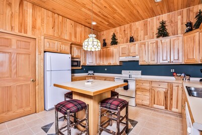 Lake resort villa with water views, screened porch & marina - dog-friendly