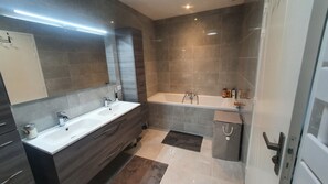 Baignoire, sèche-cheveux, serviettes fournies