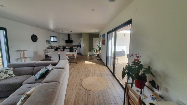 Televisión, reproductor de DVD, tenis de mesa y libros 