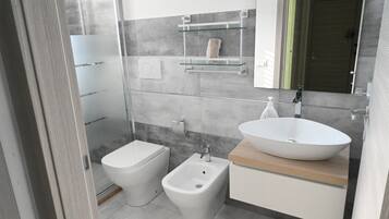 Dusche, Haartrockner, Bidet, Toilettenpapier