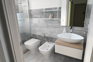 Doccia, asciugacapelli, bidet, carta igienica