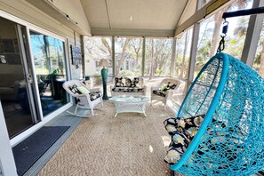 Terrace/patio - Snowbird-friendly island cottage with fairway views, lanai, & AC - dogs welcome (Edisto Beach)