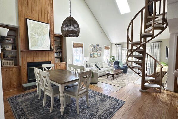 TV, fireplace - Snowbird-friendly island cottage with fairway views, lanai, & AC - dogs welcome (Edisto Beach)