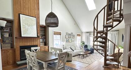 Snowbird-friendly island cottage with fairway views, lanai, & AC - dogs welcome