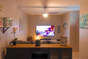 Smart TV, videojuegos, futbolito, libros