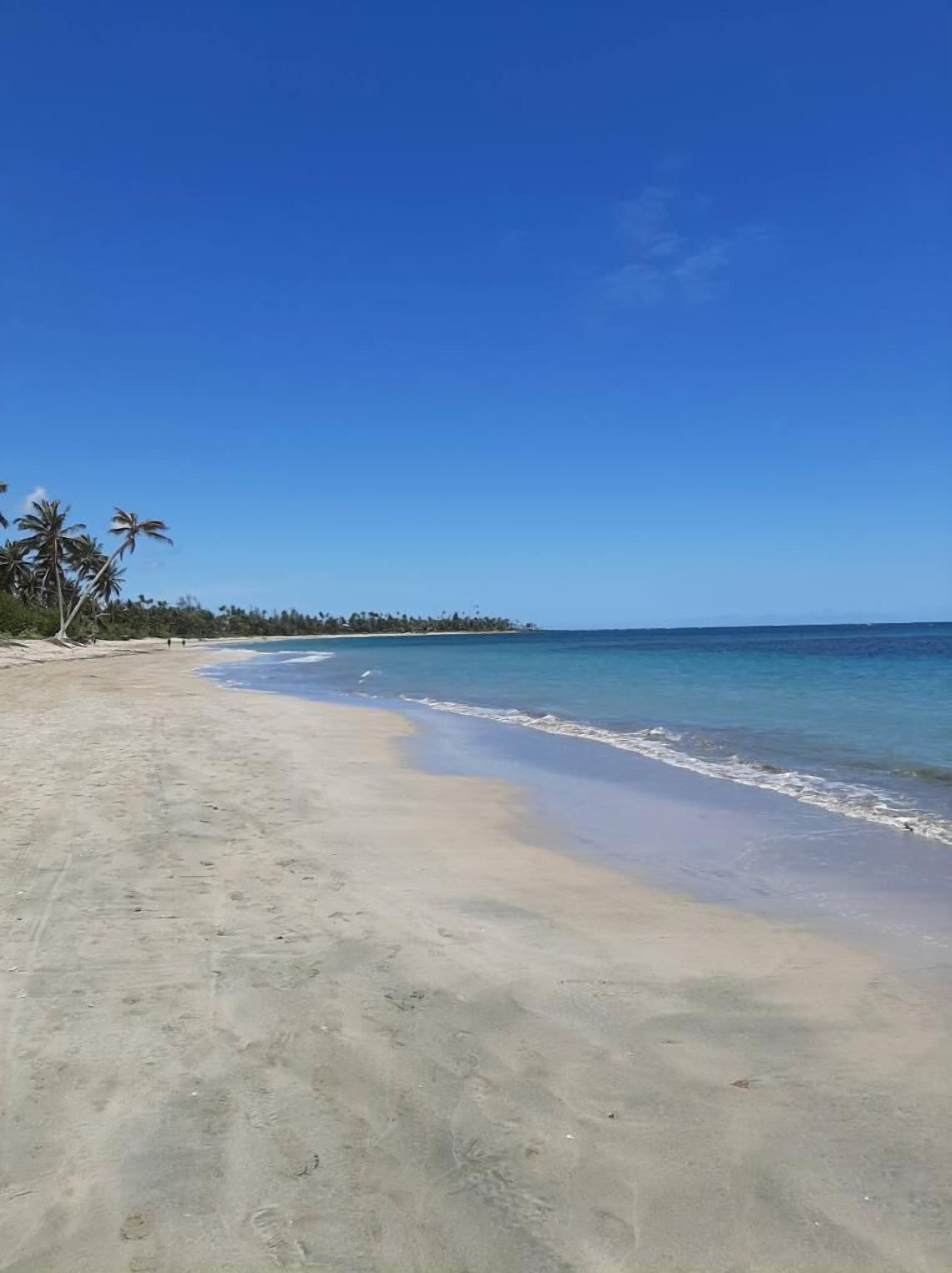 Beach nearby, sun loungers, beach towels