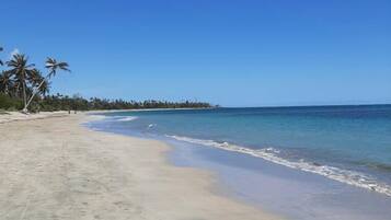 Beach nearby, sun loungers, beach towels