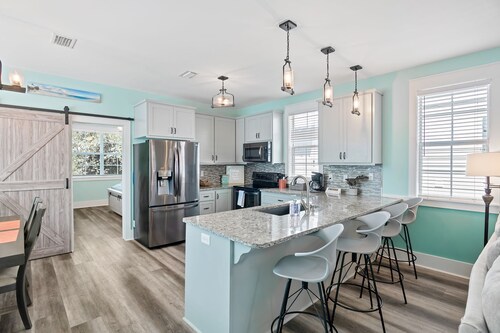 3 Master Bedrooms, 1/2 bath, 3 Pools, Hot Tub, Screened Porches w/epic Swings