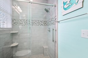 Combined shower/bathtub, hair dryer, towels, soap - 3 Master Bedrooms, 1/2 bath, 3 Pools, Hot Tub, Screened Porches w/epic Swings (Port St. Joe)