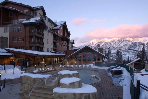 Ski-in/out condo with pool, fitness center, lake & mountain views