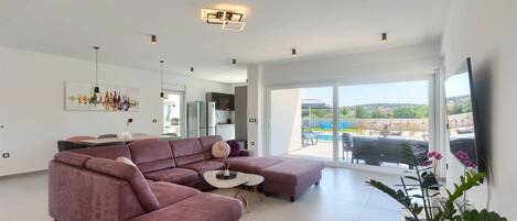 Smart-TV, DVD-spiller, bøker og stereoanlegg