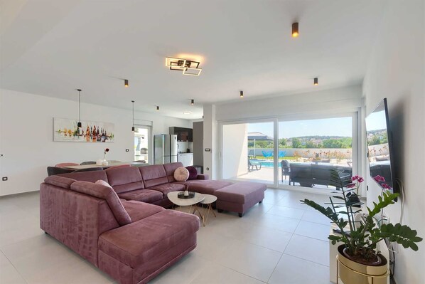 Smart-TV, DVD-Player, Bücher, Stereoanlage