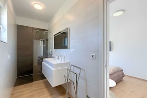 Een douche, een haardroger, handdoeken, zeep