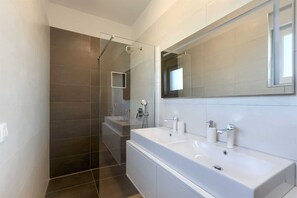 Dusche, Haartrockner, Handtücher, Seife