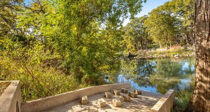 Waterfront dog-friendly condo with a pool, washer/dryer, AC - snowbirds welcome