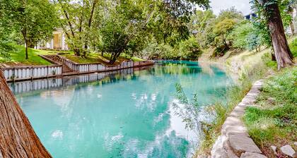 Condo with pool, hot tub, grills, washer/dryer, central AC - snowbirds welcome