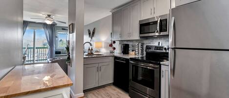 Frigorifero, microonde, forno, piano cottura