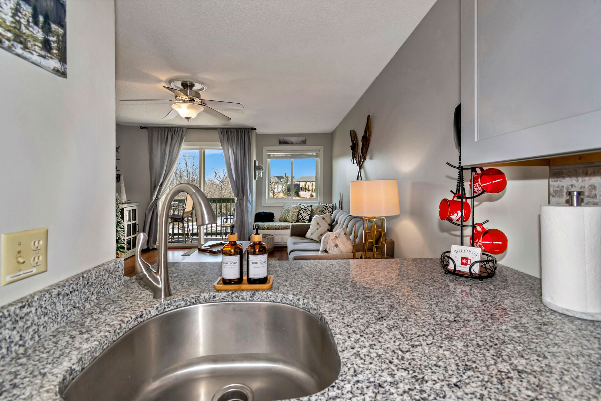 TV connectée, cheminée, lecteur de DVD, table de tennis de table