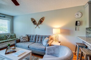 Smart-tv, een open haard, een dvd-speler en een tafeltennistafel