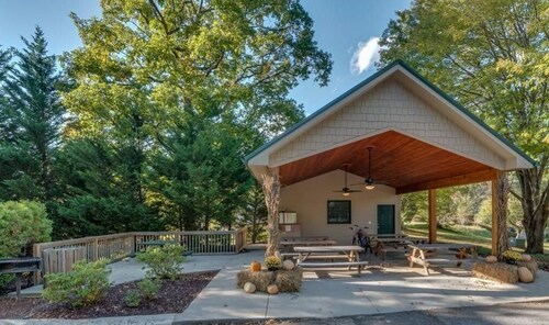 Mountain Retreat at Lake Lure in Rumbling Bald Resort