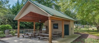 Mountain Retreat at Lake Lure in Rumbling Bald Resort